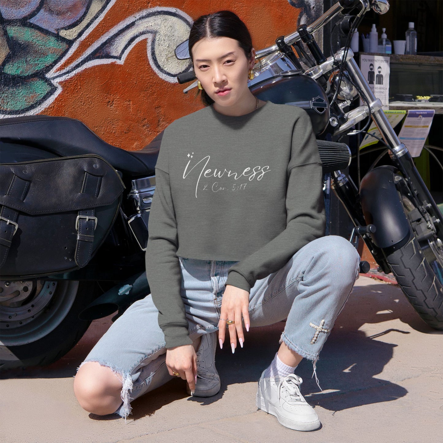 Newness Women's Cropped Sweatshirt